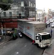 [Vídeo] Caminhão quebra, fica atravessado na pista e deixa trânsito lento no Centro