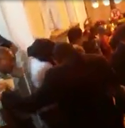 [Vídeo] Vereadores de Penedo são escoltados na saída da Câmara sob ameaça de linchamento