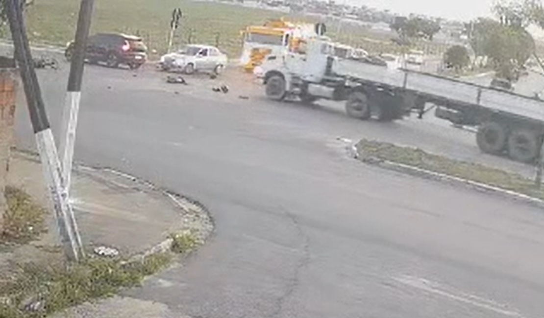 Motociclista morre ao ser atropelado por carro e carreta no Benedito Bentes