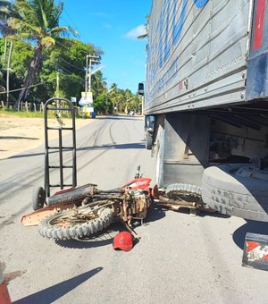 ﻿Motociclista fica ferido após colidir contra caminhão em São Miguel dos Milagres