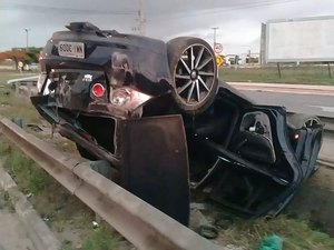 Condutor cochila no volante, perde controle e capota