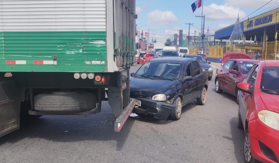 [Vídeo] Colisão traseira entre carro de passeio e carreta é registrada em Arapiraca