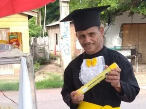 Vendedor de pipoca de 52 anos realiza sonho de se formar na faculdade