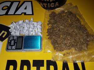 Adolescente é flagrado com droga enterrada em terreno baldio e acaba apreendido