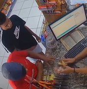 Dupla assalta posto de combustíveis no Jacintinho e foge com dinheiro e celular de funcionária