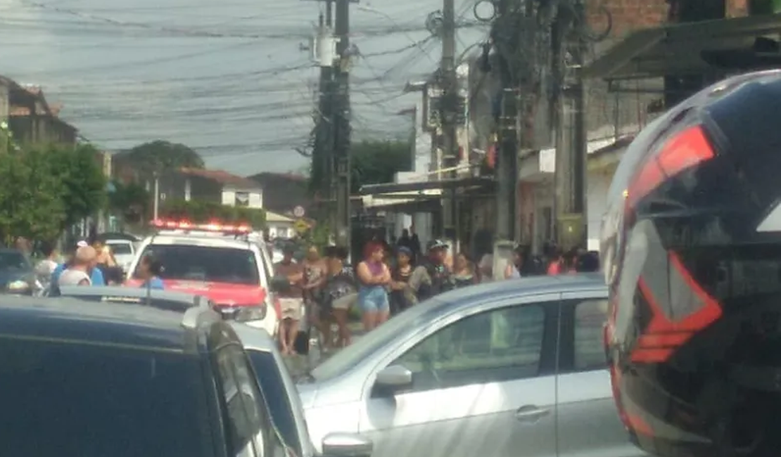 Homem é morto a tiros após ser chamado por suspeitos em rua do Clima Bom