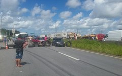 Caminhoneiros fazem protesto na BR-101, em Alagoas