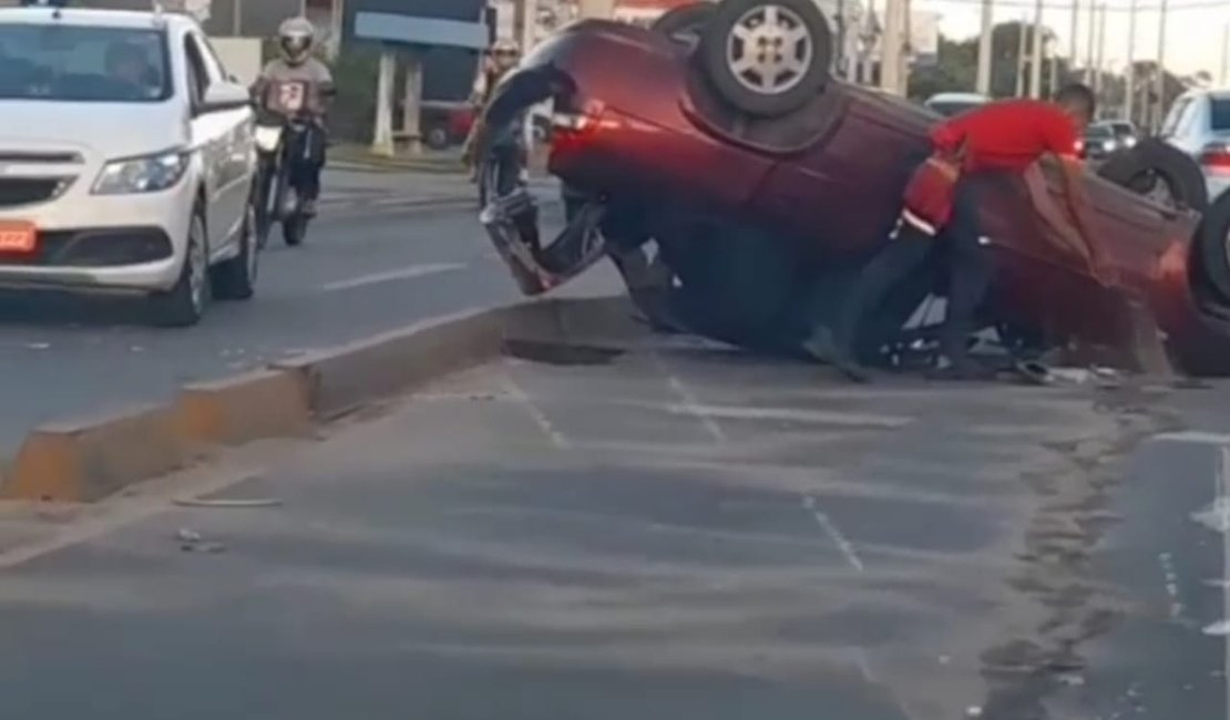 Veículo capota e mulher fica ferida na avenida Menino Marcelo