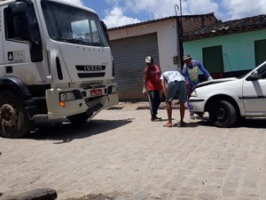 Caminhão e carro colidem em Matriz de Camaragibe