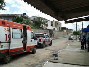 Homem com problemas psiquiátricos usa tesoura para ameaçar família