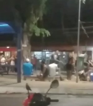 PM é atingido por garrafa de vidro durante confusão em bloco de Carnaval