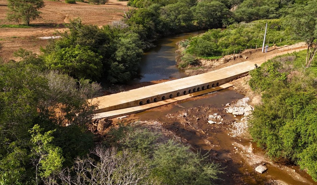 Prefeito Theobaldo Cintra inaugura passagem molhada no Sítio Riachão dos Luzias
