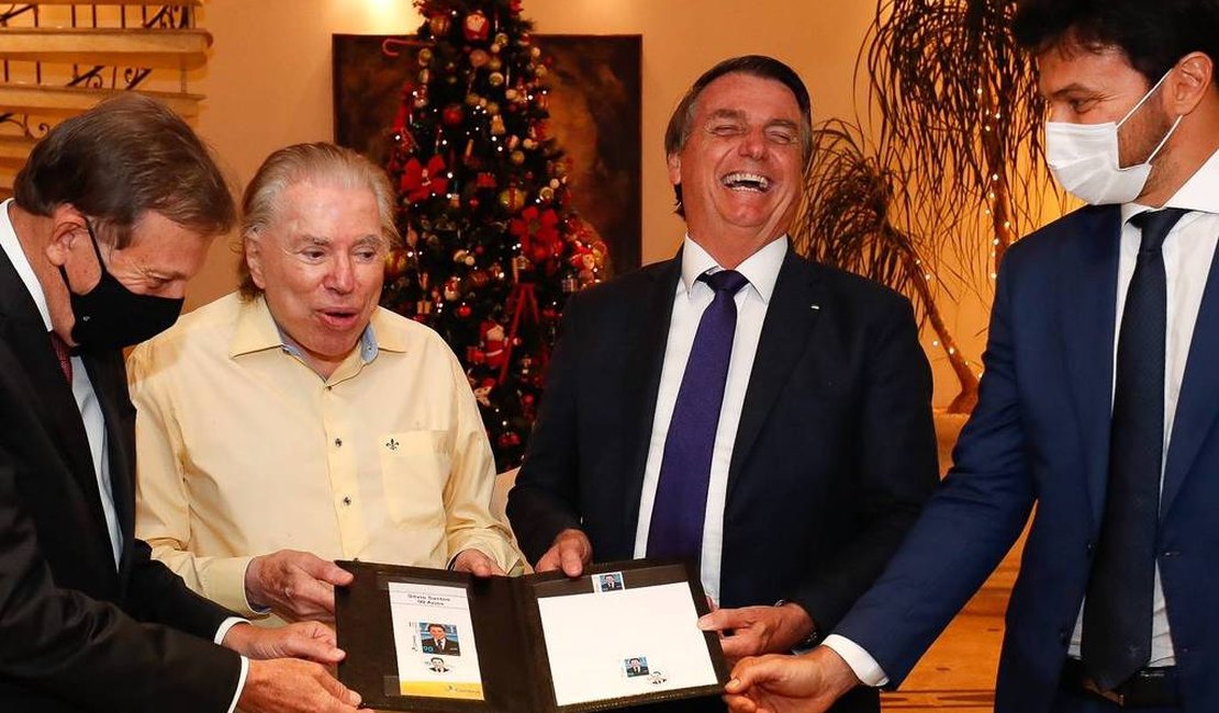 Sem máscara, Bolsonaro encontra Silvio Santos, de 90 anos, e é alvo de críticas