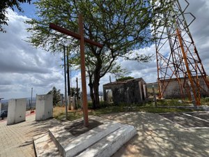Prefeitura de Palmeira dos Índios instala novo Cruzeiro na Serra do Goiti