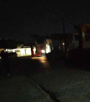 Dono de sucata é acusado de danificar iluminação após denúncia em Arapiraca