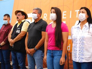 Ao lado do Dep. Arthur Lira, Prefeito Gilberto e Gabriela Gonçalves, entrega melhorias à população