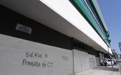 Muros foram pichados no Couto Pereira, em Curitiba