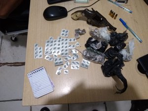 Jovem é preso com drogas e caderno do crime na parte alta de Maceió 