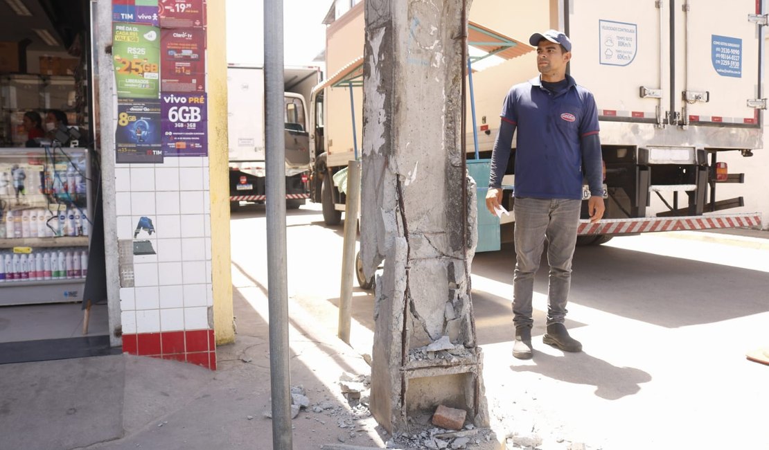 Caminhão bate em poste e causa apagão no Centro de Maragogi