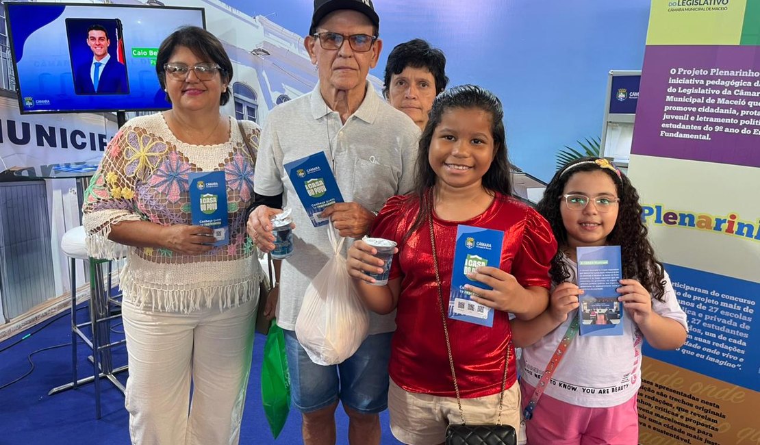 População conhece as ações da Câmara de Maceió no estande do Legislativo na Feira da AMA