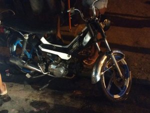 Carro colide com motocicleta em cruzamento, e motorista foge sem prestar socorro