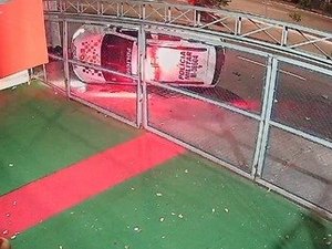 Motorista bêbado bate em viatura, que capota e deixa policiais feridos; assista aos vídeos