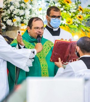 Diocese de Penedo convoca comunidade para momento de oração pela saúde do Padre Samuel