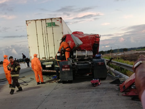 Colisão entre carretas deixa preso às ferragens na BR-101, em São Miguel dos Campos