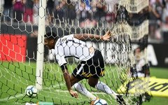 Dentro da rede, Jô comemora o gol do Corinthians contra o Vasco