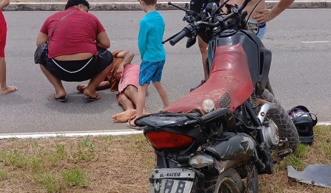 Acidente entre carro e moto deixa homem ferido na Rota do Mar, em Maceió