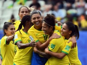 Cristiane faz três e Brasil vence na estreia da Copa do Mundo Feminino