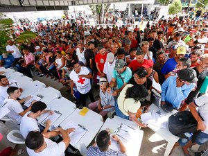 Mutirão atende pessoas em situação de rua nesta terça (6), na Praça Deodoro, em Maceió