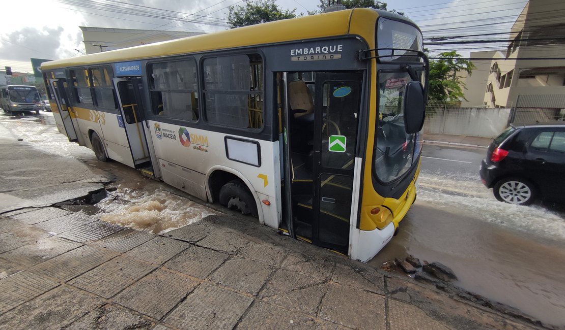 [Vídeo]: Ônibus quebra ao passar por buraco e deixa trânsito lento na Av. Gustavo Paiva