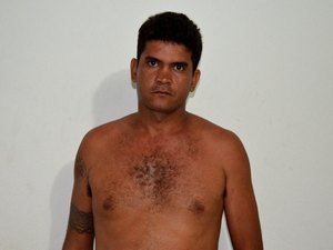 Homem é preso em flagrante com arma de fogo, munições e 20 gramas de maconha