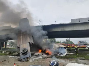 Motorista sobrevive após caminhão cair de viaduto e pegar fogo em SC