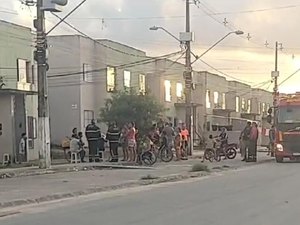 [VÍDEO] Incêndio é registrado em fiação de poste na Cidade Universitária