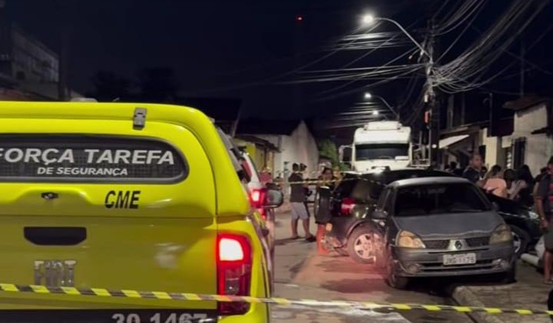 Criminosos encapuzados invadem casa e executam dois jovens na parte alta de Maceió