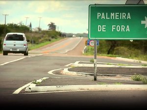 Caminhonete capota no Bairro Palmeira de Fora na tarde desta segunda-feira (8)