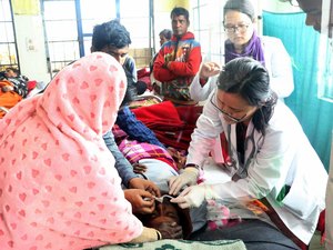 Sobe para 133 número de mortos na Índia devido a álcool adulterado