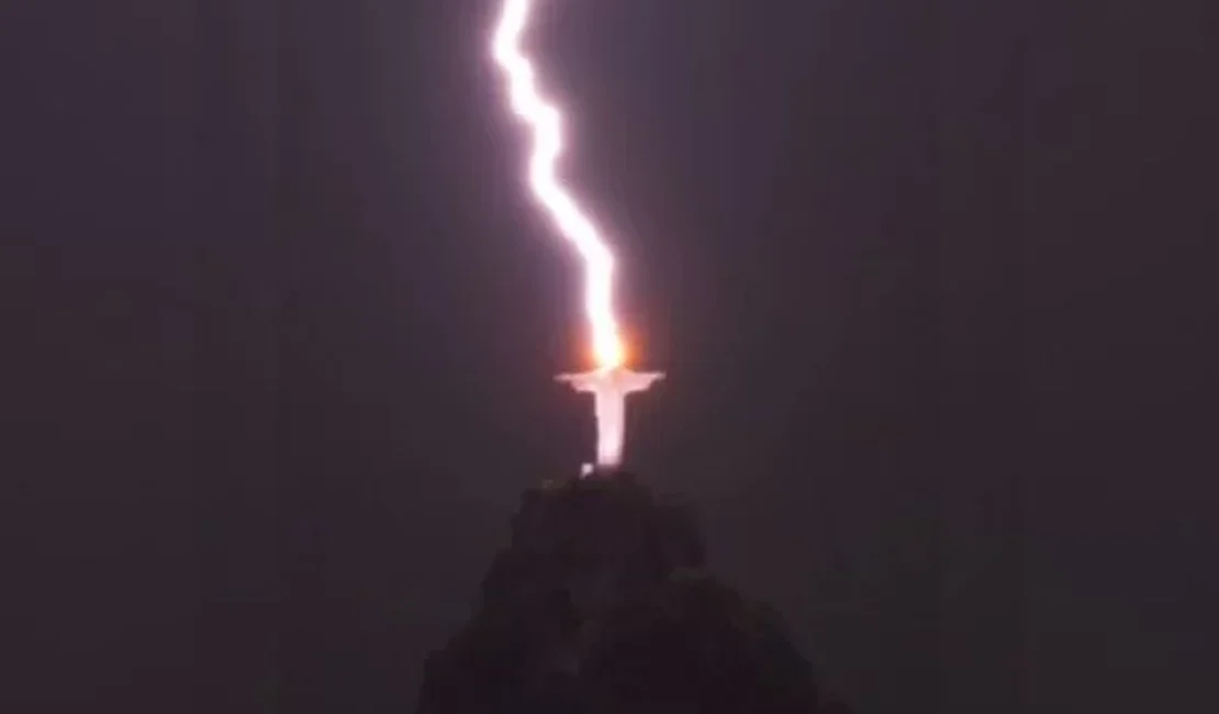 Raio que atingiu Cristo Redentor queimou luzes, internet e equipamentos