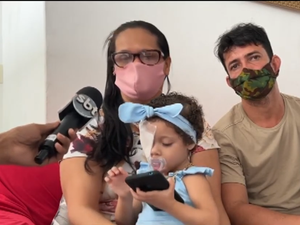 Pais de criança de 2 anos pedem ajuda para custear prótese