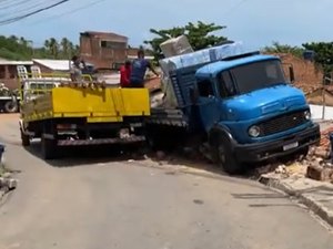 Caminhão desgovernado desce ladeira e atinge casas em Guaxuma