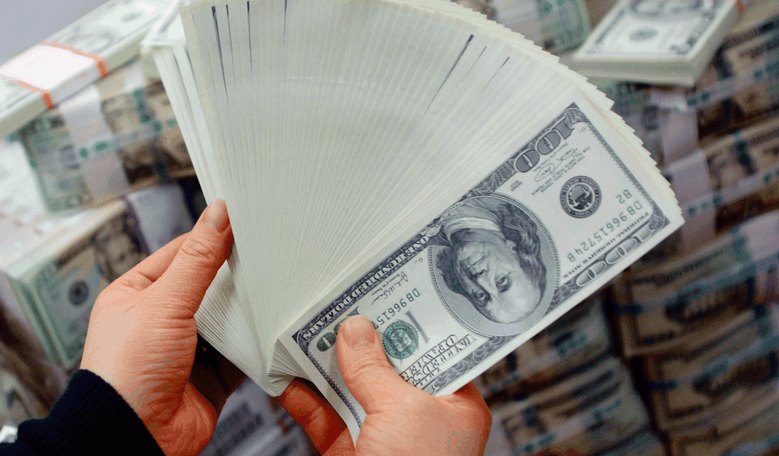 Dólar chega a R$ 4,207, maior valor nominal da história