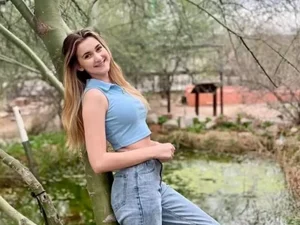 Adolescente de 15 anos descobre rara alergia à água: 'chorar dói'