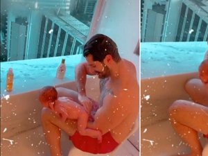 Alok dá banho no filho todo feliz: 'Ravi ama; só chora quando desliga'