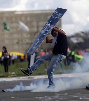 Manifestantes e polícia se enfrentam em protesto contra Temer