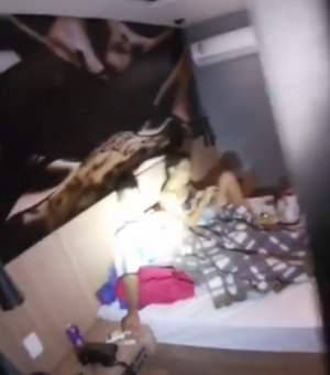 Líder de facção criminosa é preso em cama de motel com a namorada; veja vídeo