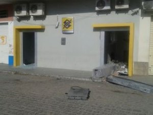 Bandidos explodem agência do Banco do Brasil em Inhapi