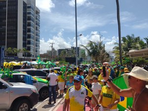 Apoiadores de Bolsonaro fazem passeata na orla de Maceió