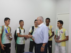 Jovens do atletismo exibem medalhas e agradecem parceira com a Prefeitura